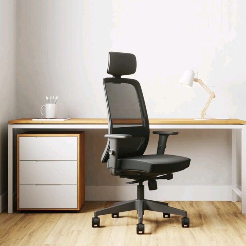 Cadeira Cavaletti Velo e Mesa de home office em Escritório em Casa Porto Alegre: Trabalho Híbrido Completo Cadeira Cavaletti Velo e Mesa de home office no Klips - Mobiliário Corporativo