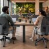 equipe trabalhando em ambiente corporativo confortável